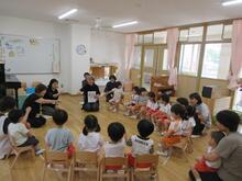 3歳児は手話を使った歌遊びで真似っこ遊びをしています。