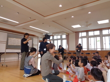 4・5歳児は手話サークルの人に教えてもらって、手話で数字を表しています。