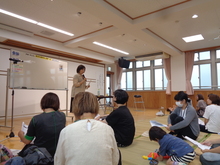子どもたちの参観の後、PTA人権同和教育研修会で保護者が集い、話を聞いたり近くの人と話をしたりしています。