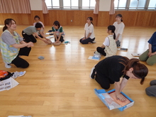 救命救急の研修を職員同士でしています。