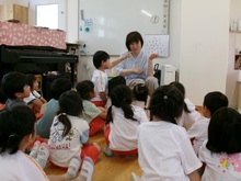 4歳児はオクラのスタンプのクイズをしています。