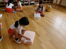 お道具箱を水拭きしています。