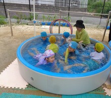 プールの中でわにさん歩きで遊びます。