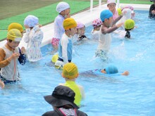 水に顔をつけられるか挑戦しています。