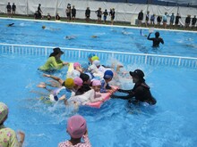 大きなビート板に乗って遊びます。