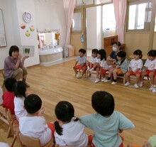 3歳児がオクラの絵を見ています。