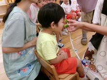 3歳児がピーマンのにおいを確かめています。