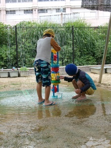 水車で水の流れを確認している写真