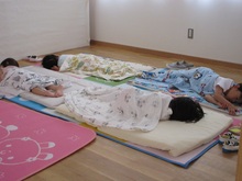 こどもたちが布団で眠っている写真
