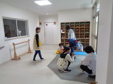 保護者が迎えに来ている写真