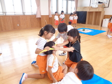 目隠しをするこどもたち