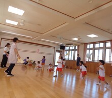 タオルを上に投げてキャッチします。