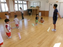 タオルを足の前にひいて、両足とびで跳び越えます。