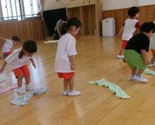 自然にできた列になって、タオルを跳び越えていきます。