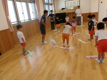 4歳児です。タオル飛び越しの前とびと後ろとびをしています。