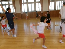 タオルをもって、思い切り走ります。