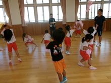 タオルを投げてキャッチします。