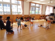 二本のゴムに触らないようにくぐったり跳んだり等考えています。