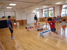 複雑に張り巡らせたゴムエリアをそれぞれの考えたやり方で向こう岸へ渡ります。