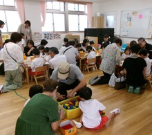 3歳児、部屋でブロックや塗り絵などを一緒にしています。