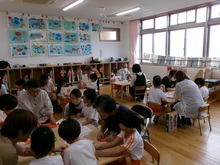 5歳児、一緒に折り紙を折っています。