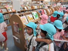 図書館で絵本を選んでいます。