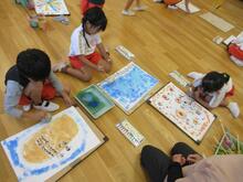 画用紙に絵具をのせた後、水性ペンで細かいところを描いています。