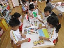 万博を思い、国旗をパスで描いてを作っています。