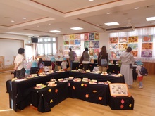 3歳児は紙粘土と自然物での造形遊びと絵画です。