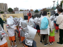 防災頭巾をかぶって避難した後、消防士さんの話を聞きました。