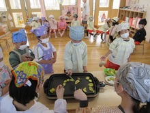 4歳児は薄く切ったサツマイモをホットプレートで焼きました。