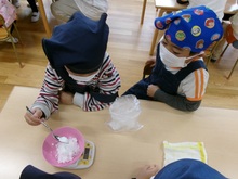 おにまんを作るために、小麦粉をはかっています。