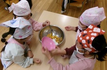 サツマイモと砂糖と水を入れて混ぜています。