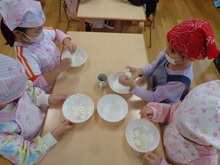 炊けたご飯をラップに包んでおにぎりを作っています。