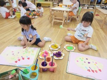 誕生日ケーキを思いながら絵具で描いた上にフルーツにみたててタンポで押しています。