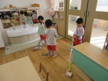 動物に見立てて作った空き箱にひもを付けて、お散歩を楽しみます。