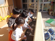 水道場で雑巾をきれいに洗っています。