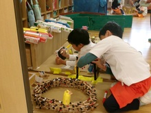 大阪万博の大屋根リングや電車などのミニチュア版を作っています。思って友だちと作っています。