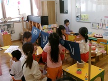 ゆり組万博ごっこの回転ずしを段ボールで作りました。