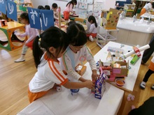 万博ごっこに必要なものを同じグループの友だちと話し合って一緒に作っています。