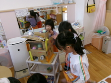 万博ごっこのゆりずしのお土産は、手作りのガチャガチャをまわします。