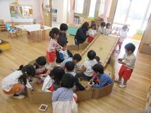 どんぐり転がしの遊び場にみんなが集まっています。