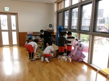 遊びが終わるとみんなで片づけます。