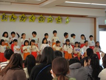 それぞれ打楽器をもって曲に合わせて発表しています。