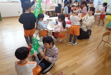 クリスマスツリーを友だちと作っています。