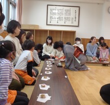 お茶菓子を運んでいただき、お礼をしています。