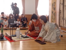 着物を着て煎茶を入れておられます。