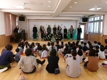 保護者有志のお話サークルの方のお話を聞いています。