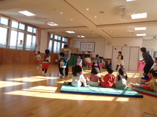 遊戯室でしっぽとりを楽しんでいます。