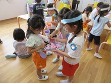お客さんにアイスクリームをすすめています